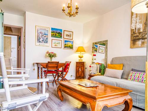un salon avec un canapé et une table dans l'établissement Apartment Chez Lucie by Interhome, à Aix-en-Provence