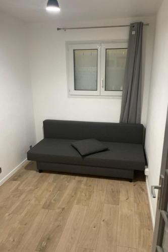 - un canapé dans une chambre avec 2 fenêtres dans l'établissement Apartment Les myrtilles-1 by Interhome, à Six-Fours-les-Plages