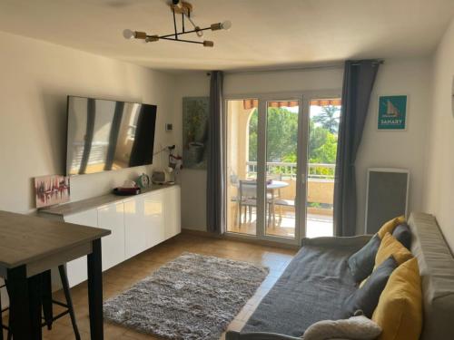 un salon avec un canapé et une table dans l'établissement Apartment Les myrtilles-1 by Interhome, à Six-Fours-les-Plages