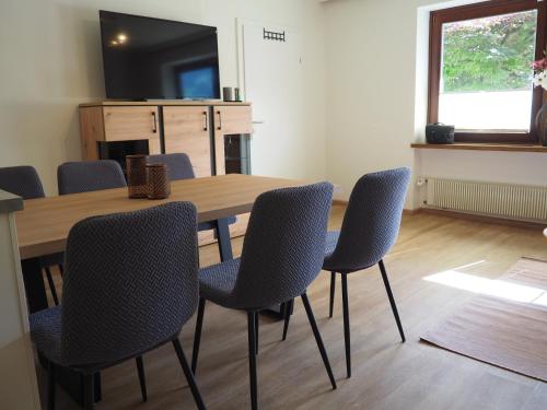 a conference room with a wooden table and chairs at Ferienwohnung Wiesheim in Bad Hofgastein