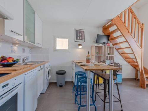 une cuisine avec des armoires blanches et un comptoir en bois dans l'établissement Holiday Home Les Brigantines 1 et 2-6 by Interhome, à Saint-Cyprien