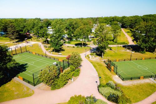 una vista aérea de dos pistas de tenis en un parque en Glamping de Schatberg en Sevenum