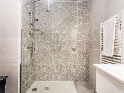une douche avec une porte vitrée dans une salle de bain dans l'établissement Apartment Le Clos des Restanques by Interhome, à Cogolin
