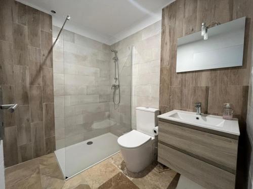Ένα μπάνιο στο Orange Allure Flats