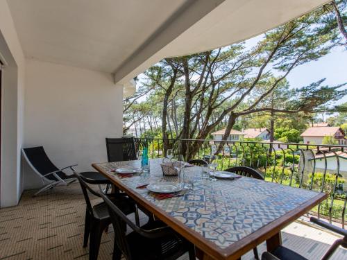- une table sur un balcon avec une table et des chaises dans l'établissement Apartment Marines 2 by Interhome, à Soorts-Hossegor