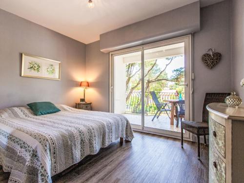 une chambre avec un lit et une porte coulissante en verre dans l'établissement Apartment Marines 2 by Interhome, à Soorts-Hossegor