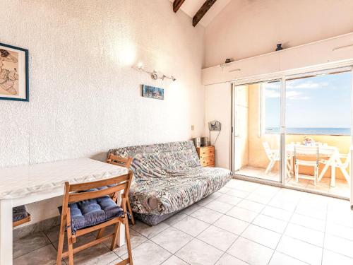 un salon avec un canapé et une table dans l'établissement Apartment Bella Vista by Interhome, à Algajola