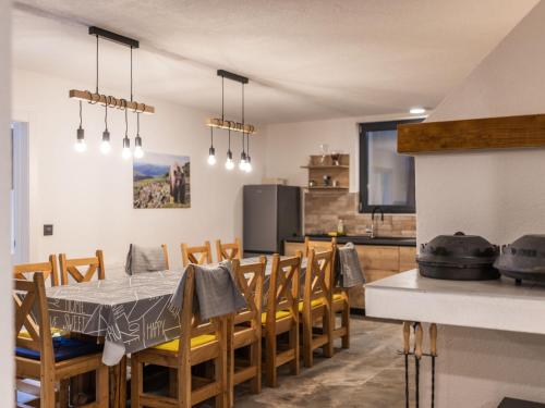 Η κουζίνα ή μικρή κουζίνα στο Holiday Home Medvjed by Interhome