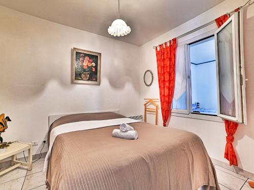 une chambre avec deux lits et une fenêtre dans l'établissement Holiday Home Maisonneuve by Interhome, à Saint-Pierre-dʼOléron