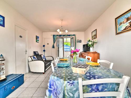 une salle à manger avec une table et un chiffon bleu dans l'établissement Holiday Home Maisonneuve by Interhome, à Saint-Pierre-dʼOléron