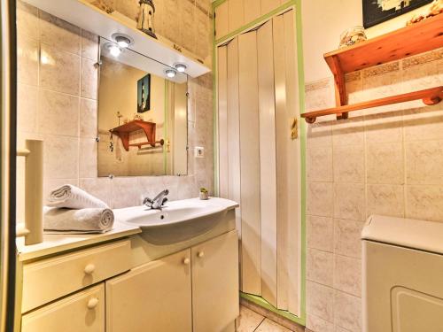 une salle de bain avec un lavabo et un miroir dans l'établissement Holiday Home Maisonneuve by Interhome, à Saint-Pierre-dʼOléron