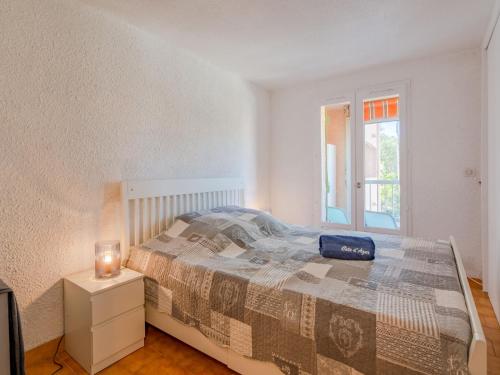 une chambre avec un lit et une fenêtre dans l'établissement Apartment Lou Gabian-2 by Interhome, à Saint-Aygulf