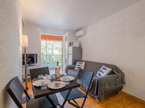 un salon avec une table et un canapé dans l'établissement Apartment Lou Gabian-2 by Interhome, à Saint-Aygulf