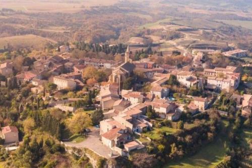 an aerial view of a small town with houses at Gîte Dűrer in Fanjeaux