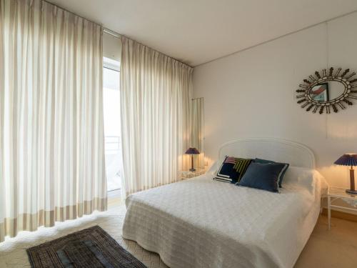 une chambre avec un lit et un miroir au mur dans l'établissement Apartment Côte d'Argent-6 by Interhome, à Arcachon