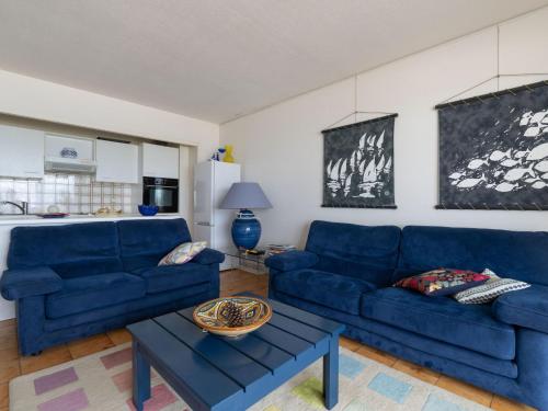 un salon avec deux canapés bleus et une table dans l'établissement Apartment Côte d'Argent-6 by Interhome, à Arcachon