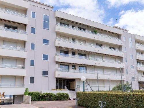 une vue extérieure d'un bâtiment dans l'établissement Apartment Côte d'Argent-6 by Interhome, à Arcachon