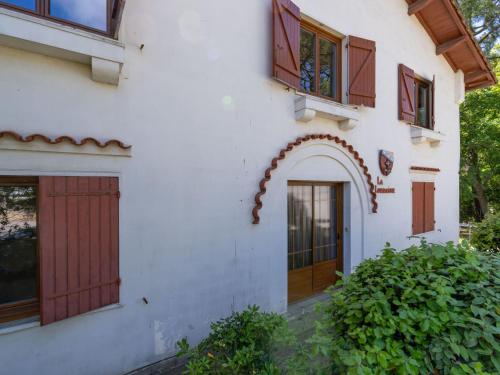 une entrée dans une maison avec une porte et des fenêtres dans l'établissement Holiday Home La Lorraine by Interhome, à Arcachon