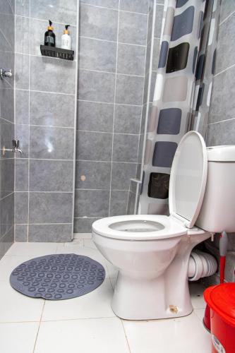 Bilik mandi di CynRose Suites