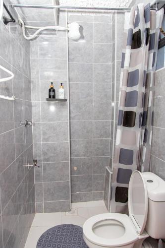 Bilik mandi di CynRose Suites