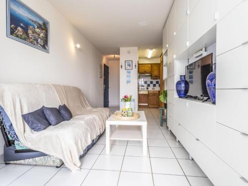 un salon avec un canapé et une table dans l'établissement Apartment La Palme d'Or-20 by Interhome, au Cap d'Agde