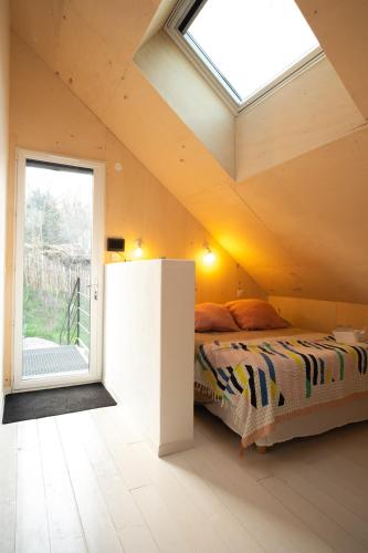 une chambre avec un lit et une fenêtre dans l'établissement Maison Mandavi, studio d'hôtes dans l'Entre deux mers, à Loupes