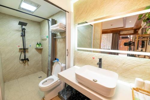 a bathroom with a sink and a toilet at Lijiang Old Town Meiliju View Inn in Lijiang
