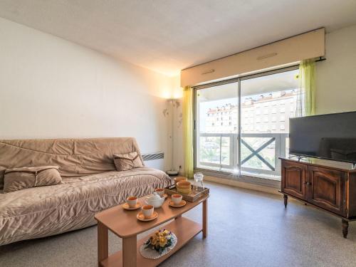 un salon avec un canapé et une télévision dans l'établissement Studio Les Terrasses de Beaupré by Interhome, à Arcachon