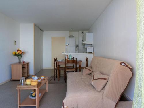 un salon avec un canapé et une table dans l'établissement Studio Les Terrasses de Beaupré by Interhome, à Arcachon