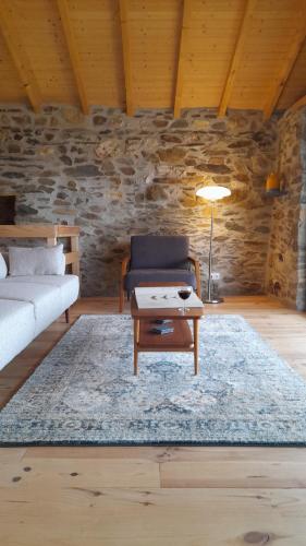 un salon avec un canapé et une table basse dans l'établissement Villa Leonardo, à Vale de Cameiro