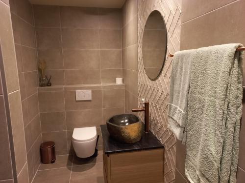 Bilik mandi di B&B Klein koestapel
