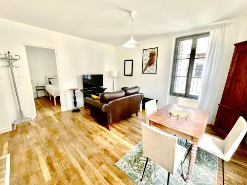 un salon avec un canapé et une table dans l'établissement 2 chambres doubles, centre-ville historique, à Chinon