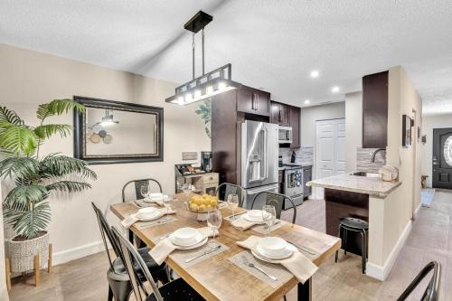 a dining room and kitchen with a table and chairs at Estelo's Place - Modern townhouse with King bed, only 5 min from the Airport! in Miami