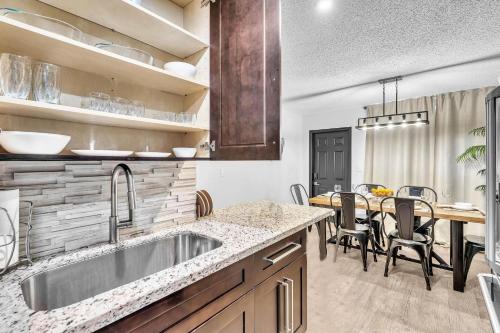 Fotografie z fotogalerie ubytování Estelo's Place - Modern townhouse with King bed, only 5 min from the Airport! v Miami