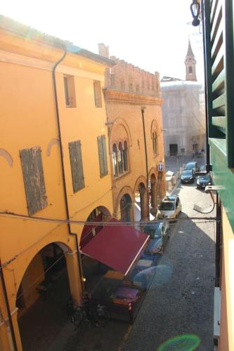 a view of a city street with buildings and cars at Appartamento Le Palmine in Cento