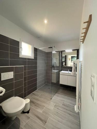 une salle de bain avec toilettes et lavabo dans l'établissement La Forêt d'Armotte villa 19, à Saint-Augustin