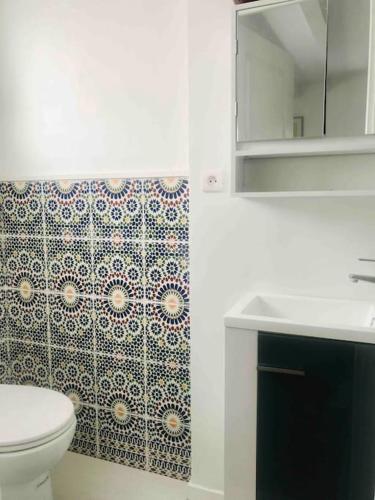 une salle de bain avec toilettes, lavabo et miroir dans l'établissement Belle appartement T2 avec jardin, à Labenne