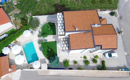 una vista aérea de una casa con piscina en Laura Apartments, en Brodarica