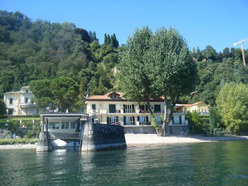 Φωτογραφία από το άλμπουμ του Scarlet Flower - Lago Maggiore σε Meina