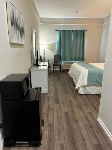 Телевизор и/или развлекательный центр в Deluxe Inn & Suites