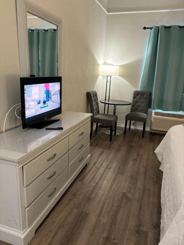 Телевизор и/или развлекательный центр в Deluxe Inn & Suites
