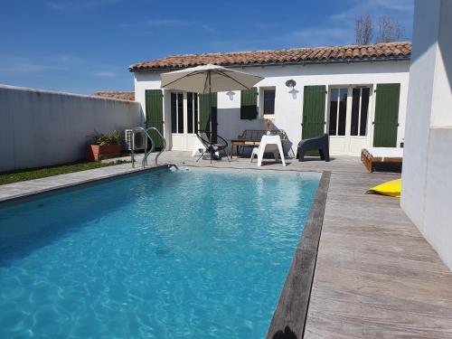 une piscine dans l'arrière-cour d'une maison dans l'établissement Villa avec piscine chauffée, à Sainte-Marie de Ré