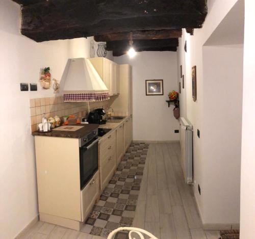 a kitchen with white cabinets and a stove at Casa Vacanze MarGiu Pater Domus in Goriano Sicoli
