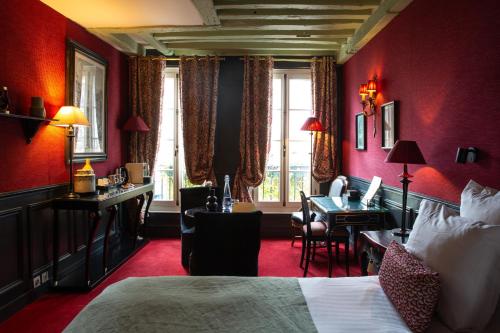 a hotel room with a bed and a dining room at Hôtel Le Relais Saint-Germain in Paris