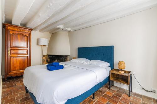 une chambre avec un grand lit blanc et une table dans l'établissement Appartement au coeur de Paris Île Saint-Louis Free Netflix, à Paris