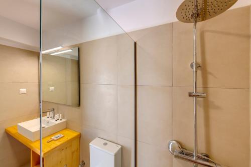 a bathroom with a shower and a sink at Hotel Kamelo in Vari