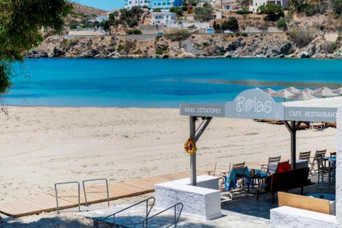 a view of a beach with chairs and tables at Hotel Kamelo in Vari
