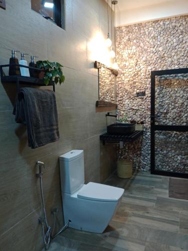a bathroom with a white toilet in a room at Lush In Ella in Ella