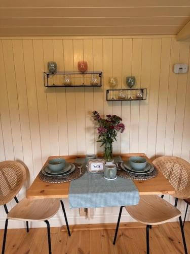 Fotografie z fotogalerie ubytování ShepherdsHut-Cotswolds-PetFriendly-WoodBurner v destinaci Brackley