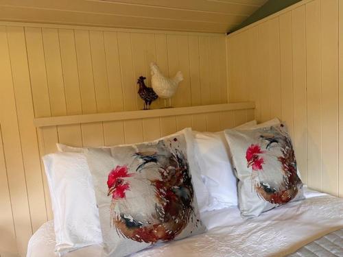 Postel nebo postele na pokoji v ubytování ShepherdsHut-Cotswolds-PetFriendly-WoodBurner